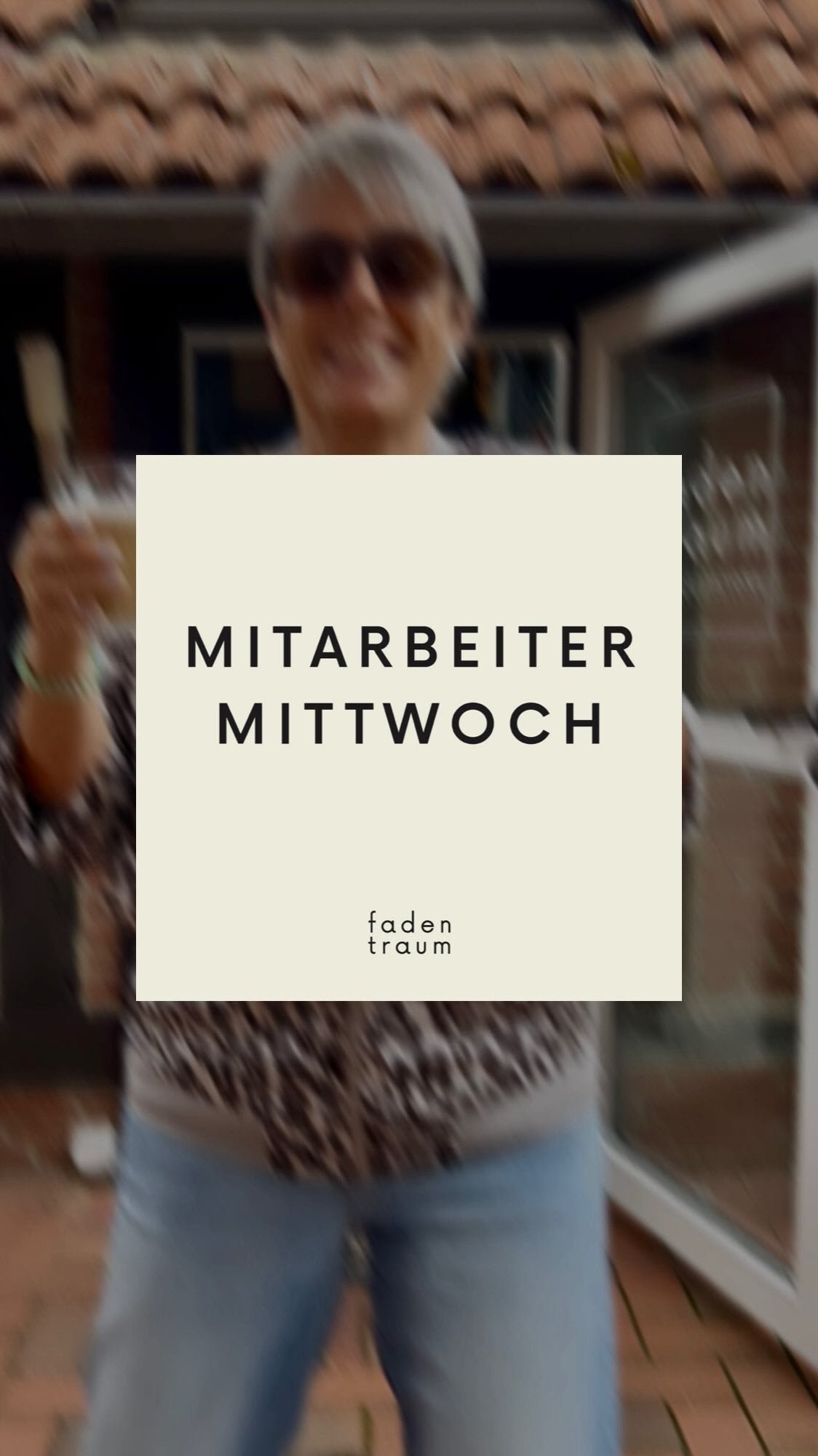 Frau mit Sonnenbrille und davor Grafik mit der Aufschrift: Mitarbeitermittwoch
